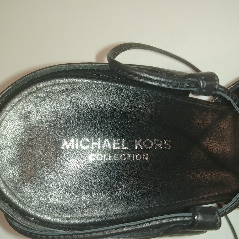 MK Collection Black leather kitten heel
